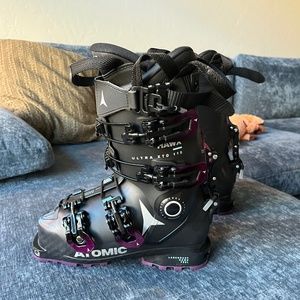 Atomic Black Hawk Ultra 22.5 Women's Ski Boots